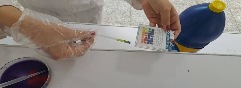 آزمایش محلول های رنگی در سرای دانش